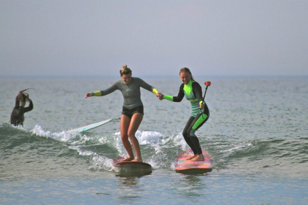 Elles Surf, l'association qui va vous donner envie de surfer entre filles
